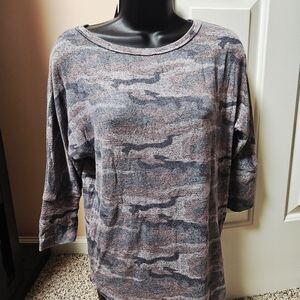 Market & Spruce Camouflage Sweatshirt in Gray and Pink